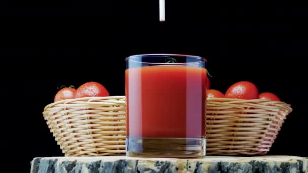 Vers Geperst Tomatensap Een Glas Met Een Rietje Tomatensap Met — Stockvideo