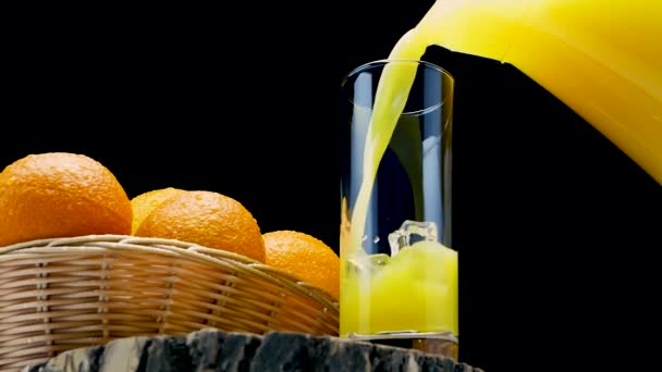 Slow Motion Gele Limonade Een Glas Met Ijs Een Zwarte — Stockvideo