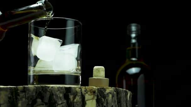 Tuangkan Wiski Dari Botol Gelas Dengan Latar Belakang Hitam Whiskey — Stok Video