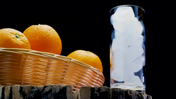 Žlutá Limonáda Ledem Sklenici Černém Pozadí Nalijte Pomerančový Džus Sklenice — Stock video