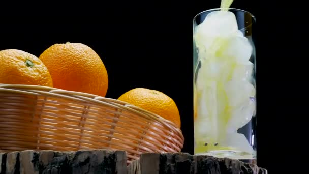 Frukt Cocktail Gul Lemonad Med Och Orange Skiva Och Sugrör — Stockvideo