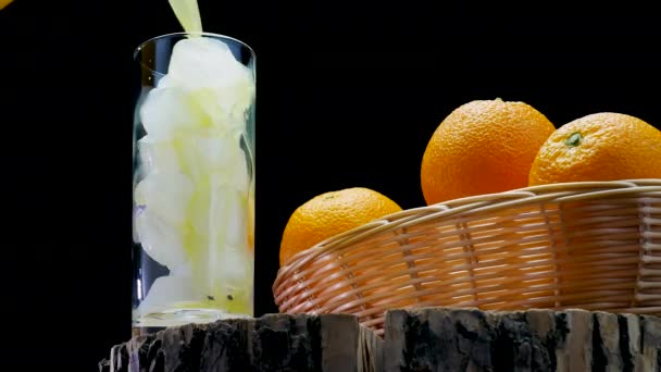 Limonada Amarilla Fresca Fría Con Una Paja Sobre Fondo Negro — Vídeos de Stock