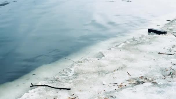 Tající Zimní Řeka Led Rozpouští Řece Sněhová Řeka Taje Ledová — Stock video