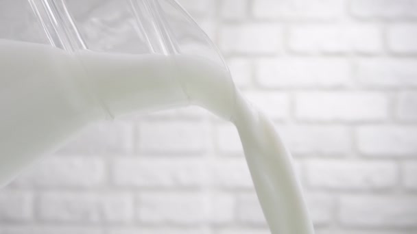 Vierta Leche Una Jarra Enfoque Suave Producto Lácteo Sobre Fondo — Vídeos de Stock