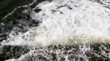 Dağ şelalesi, dağlardaki güçlü su akıntısı, dağ nehri arka planı. Ormandaki nehrin akıntısına yakın bir yerde..