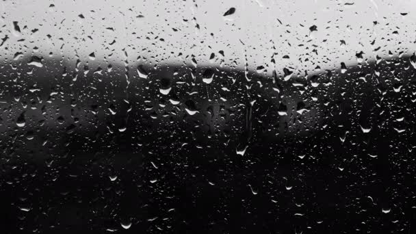黒と白の色合いの雨のフレーム ガラス上の雨の背景 — ストック動画