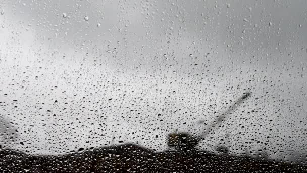 Escavadora Cava Solo Contra Fundo Chuva Gotas Chuva Descem Pelo — Vídeo de Stock