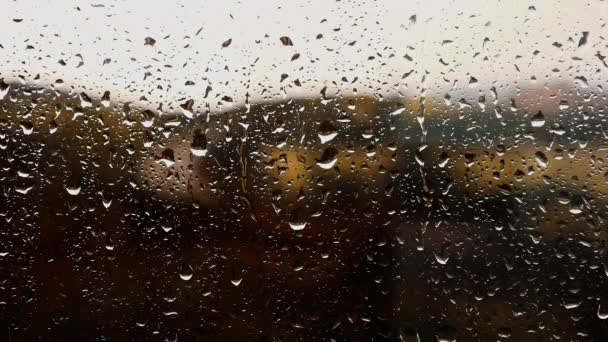 Vackert Regn Utanför Fönstret Regndroppar Varma Nyanser Droppar Rinner Ner — Stockvideo