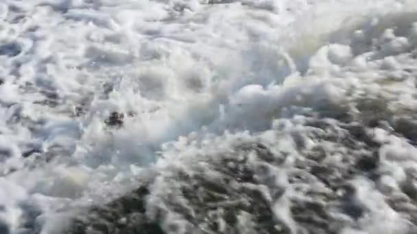 焦点を合わせて スローモーションで滝 泡と川の水の強い流れ 山の滝 — ストック動画