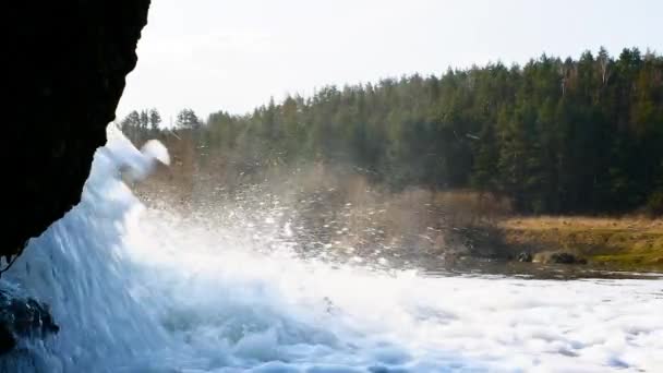 Movimiento Lento Una Cascada Bosque Una Cascada Montaña Desemboca Río — Vídeos de Stock