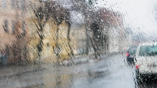 Filmación Carretera Automóviles Detrás Cristal Lluvia Gotas Lluvia Corren Por — Vídeo de stock