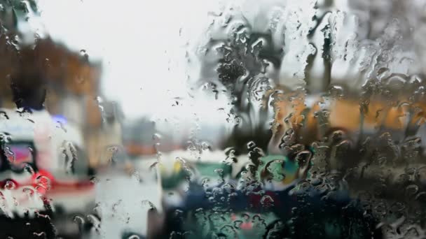 Гроза Окном Машина Скорой Помощи Сиренами Размытом Фоне Капли Дождя — стоковое видео