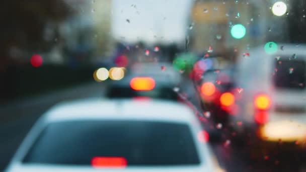 渋滞のない高速道路 道路上の車 輝く交通信号 輝く車のヘッドライトと道路のぼやけた背景 — ストック動画