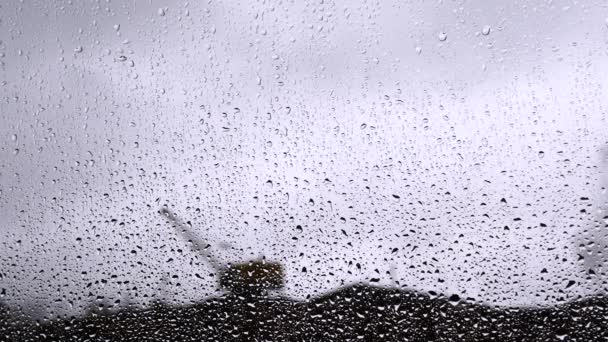 Caminhões Pesados Fundo Embaçado Escada Rolante Atrás Vidro Chuva Gotas — Vídeo de Stock