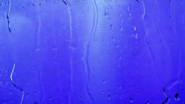 Molduras Gotas Que Fluem Pelo Vidro Belo Fundo Azul Gotas — Vídeo de Stock