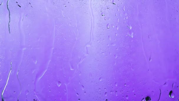 Molduras Gotas Que Fluem Pelo Vidro Belo Fundo Roxo Gotas — Vídeo de Stock