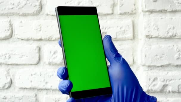 Trabajador Médico Utiliza Teléfono Inteligente Con Una Pantalla Verde Mano — Vídeo de stock