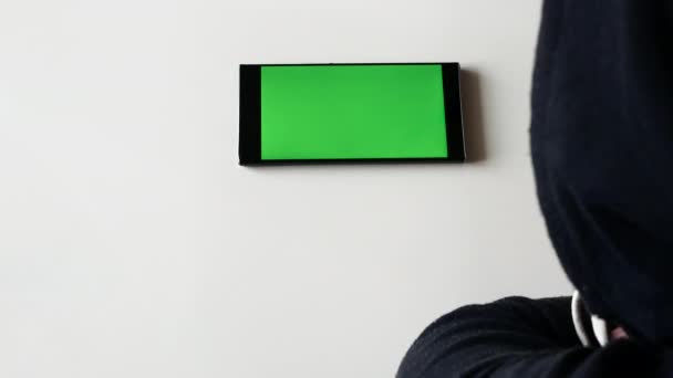 Presiona Dedo Pantalla Smartphone Con Una Pantalla Verde Smartphone Con — Vídeo de stock