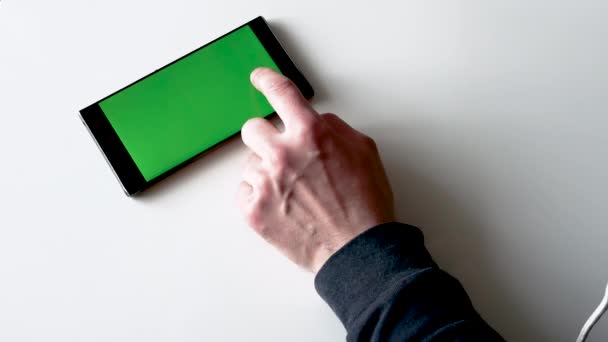 Homem Corre Dedo Através Tela Smartphone Com Uma Tela Verde — Vídeo de Stock