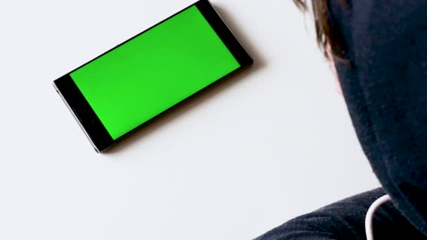 Homem Jovem Com Chave Croma Tela Verde Smartphone Homem Olha — Vídeo de Stock