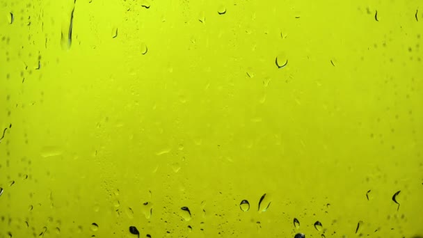 Krásné Deštivé Pozadí Kapky Deště Stékají Skle Žlutém Pozadí Venku — Stock video