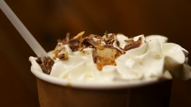 Cappuccino Met Roomvulling Noten Latte Macchiato Met Chocolade Plastic Bekers — Stockvideo