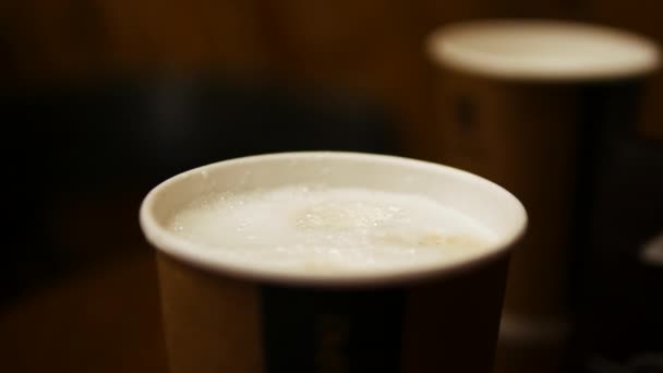 Cappuccino Con Relleno Crema Nueces Macchiato Latte Con Chocolate Tazas — Vídeos de Stock