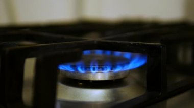 Gaz ocağı. Gaz kaynağı, gaz ocağında alev, fotokopi alanı olan siyah arka planda mavi alevler. Mavi ateş