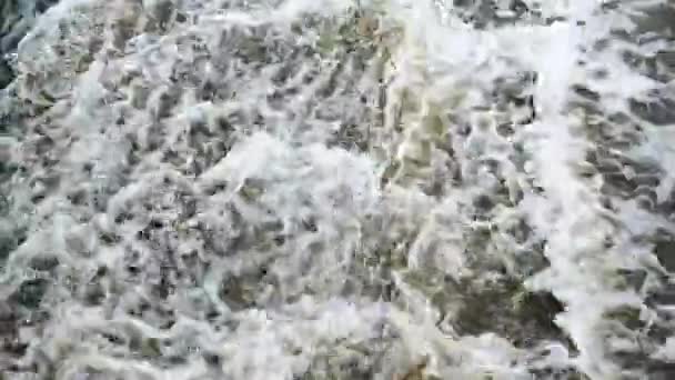 Starker Strom Von Wasser Von Oben Gesehen Gebirgsfluss Fließt Von — Stockvideo