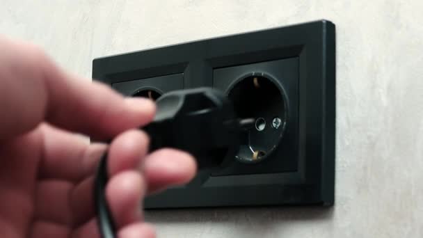 Zwarte Socket Met Stekker Ingebracht Voeding Uit Het Stopcontact Een — Stockvideo