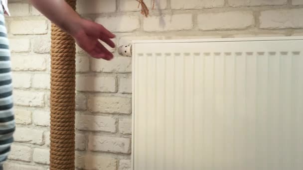 Jongeman Doodgevroren Zijn Huis Verwarm Handen Buurt Van Verwarming Radiator — Stockvideo