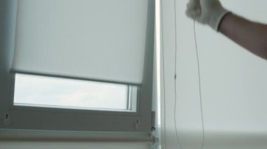 Pencere panjuru kurulumu yapılan işi gösterir, çalışan - pencere kurulumcusunu kör eder. Pencereyi indir ve perdeleri kaldır.