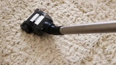 Elektrikli süpürgeyle ev temizliği. Yünlü halıları yakından temizlemek, elektrikli süpürgeyle tüylü halıları temizlemek. Otel dairelerinin temizlenmesi, odanın temizliği.