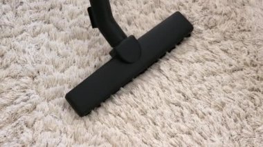 Elektrikli süpürgeyle ev temizliği. Yünlü halıları yakından temizlemek, elektrikli süpürgeyle tüylü halıları temizlemek. Otel odalarının temizliği