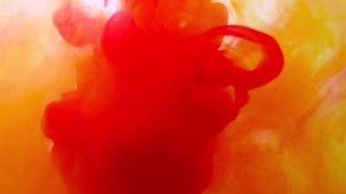 Akrilik boyaların bulanık arkaplanı, sarı-kırmızı akrilik boya patlaması. Soyut renkli