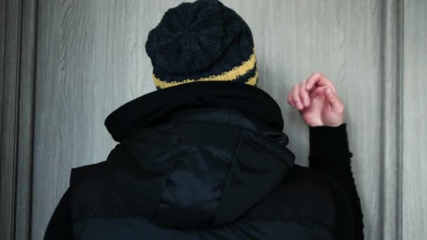 Adam Kapıyı Çalıyor Kimse Genç Adama Kapıyı Açmıyor Şapkalı Genç — Stok video