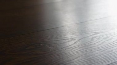 Kahverengi laminat, kamera kaydırağıyla, parke tahtasıyla. Zemin tahtası