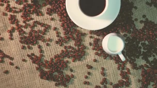 Vue Dessus Café Dans Une Tasse Sur Une Table Tournante — Video