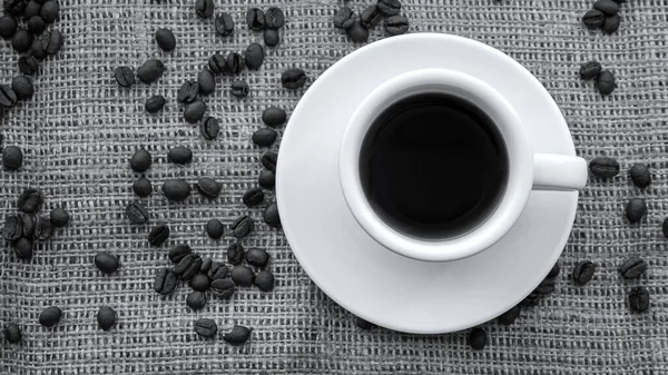 Kaffe Kopp Ovanifrån Svartvita Nyanser Svarta Kaffebönor Tygpåse Aromatisk Kaffedryck — Stockfoto