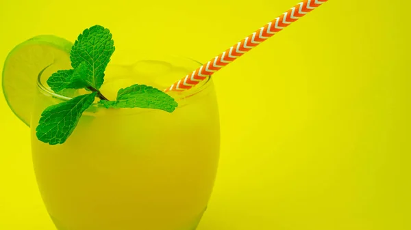 Limonata Gialla Succo Arancia Cocktail Fresco Con Paglia Lime Bevanda — Foto Stock