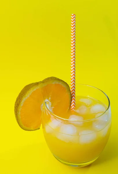 Limonada Amarilla Con Hielo Vaso Cóctel Frutas Zumo Naranja Con —  Fotos de Stock