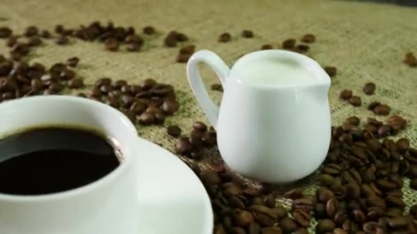 Kopje Koffie Met Snelle Camerabeweging Geurende Zwarte Koffie Een Kopje — Stockvideo