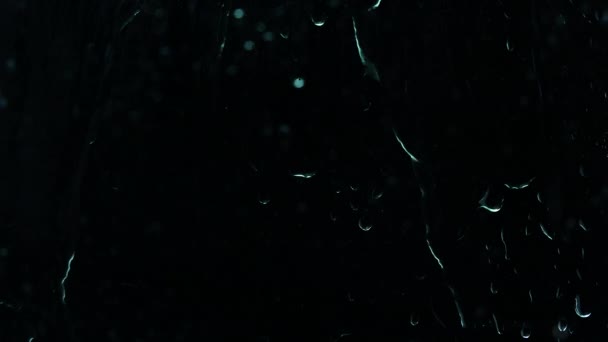 Noční Liják Oknem Bouřka Kapky Stékají Skle Černém Pozadí Dešťové — Stock video