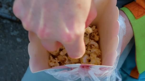 Das Mädchen Isst Popcorn Popcorn Von Hand Aus Der Box — Stockvideo