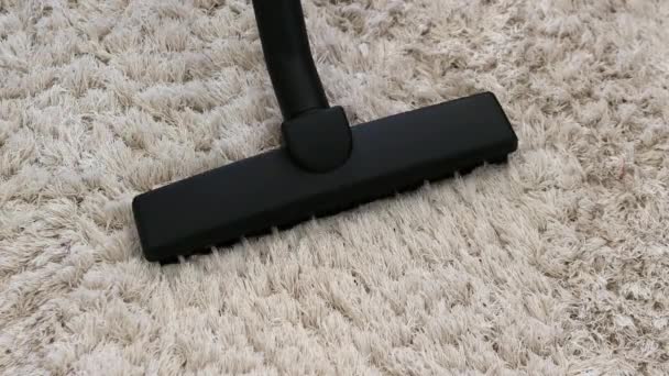 Membersihkan Apartemen Membersihkan Karpet Dengan Vacuum Cleaner — Stok Video