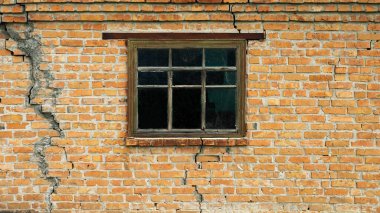 Çatlak tuğla duvar, eski bir evin penceresi, kırmızı tuğlalardan yapılmış eski bir evin dokusu.