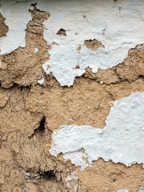 Çamur ve samandan yapılmış antik bir duvarın dokusu, boyalı bir duvar. Antika duvar kopyalama alanı arkaplanı