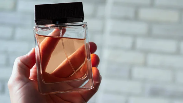 Férfi Parfüm Egy Férfi Kezében Üveg Szeszes Italok Másolására — Stock Fotó