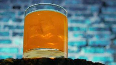 Barda soğuk bir içki. Buzlu sarı limonata, yaz portakalı soğutma içeceği.