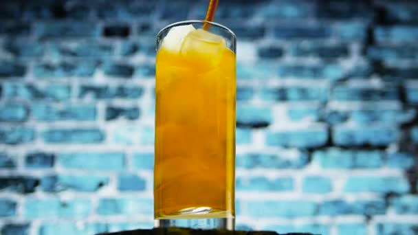 Limonata Gialla Con Una Cannuccia Bicchiere Ghiaccio Arancia Fresca Limonata — Video Stock